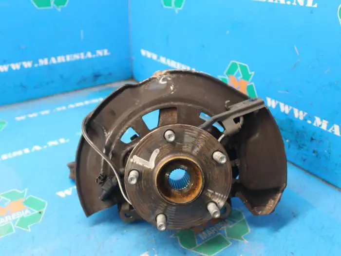 Knuckle, front left Toyota Verso