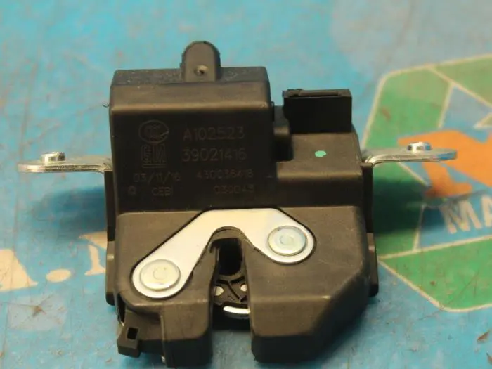 Tailgate lock mechanism Opel Astra