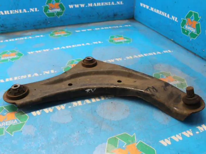 Front lower wishbone, right Nissan Juke