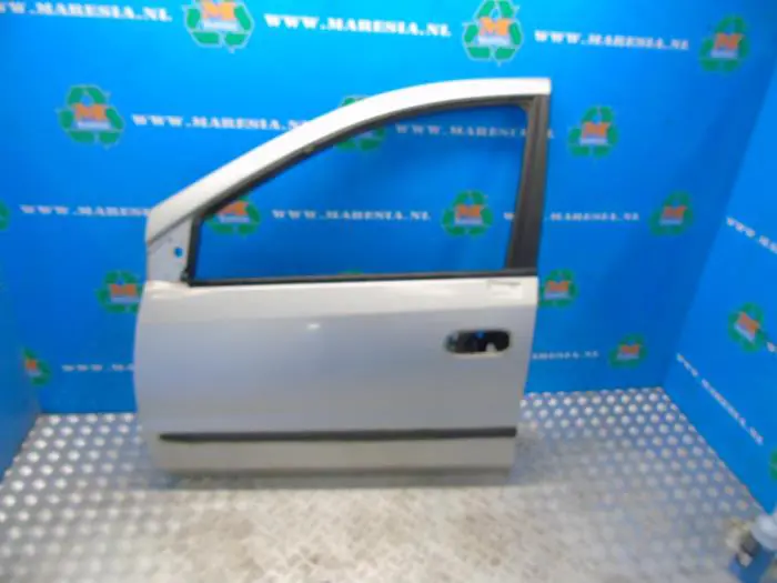 Door 4-door, front left Nissan Almera Tino