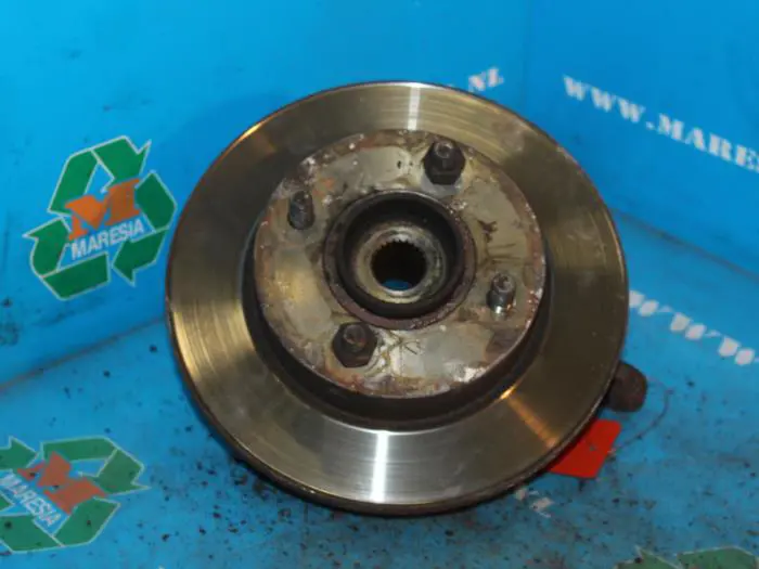 Fusee links-voor Mazda 121