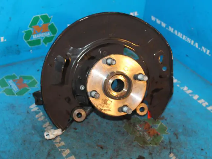 Fusee links-voor Toyota Yaris