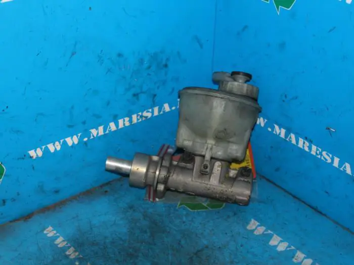 Master cylinder Volkswagen Golf