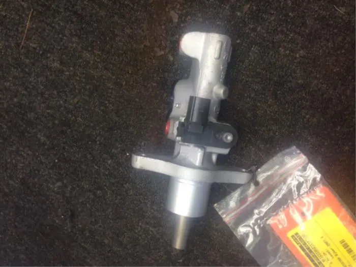 Master cylinder Volkswagen Caddy