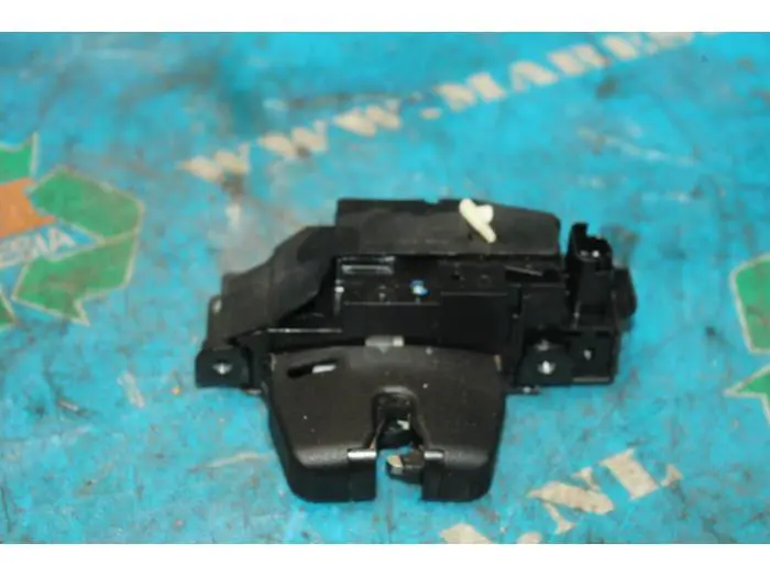 Tailgate lock mechanism Citroen C3