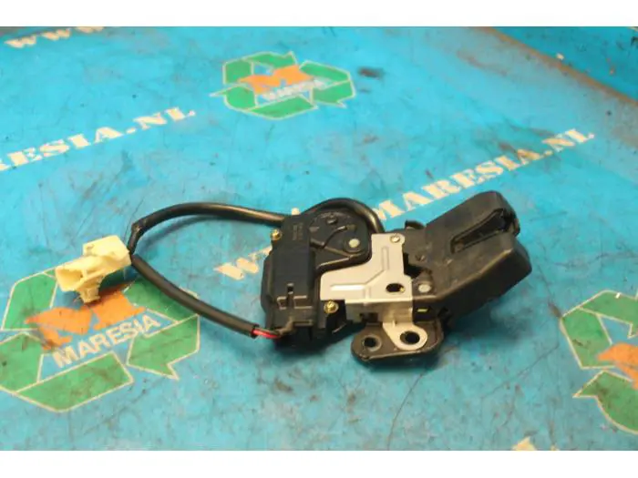 Tailgate lock mechanism Toyota Avensis