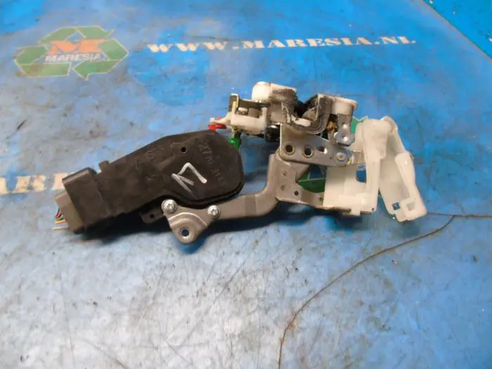 Door lock mechanism 4-door, front left Toyota Aygo