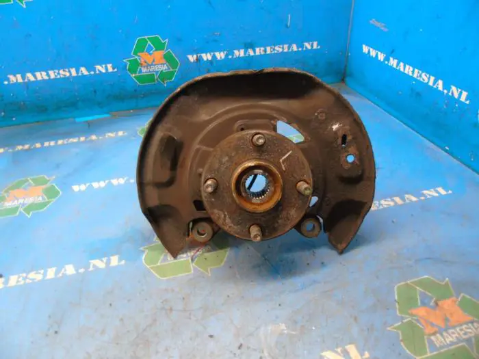 Fusee links-voor Toyota Yaris