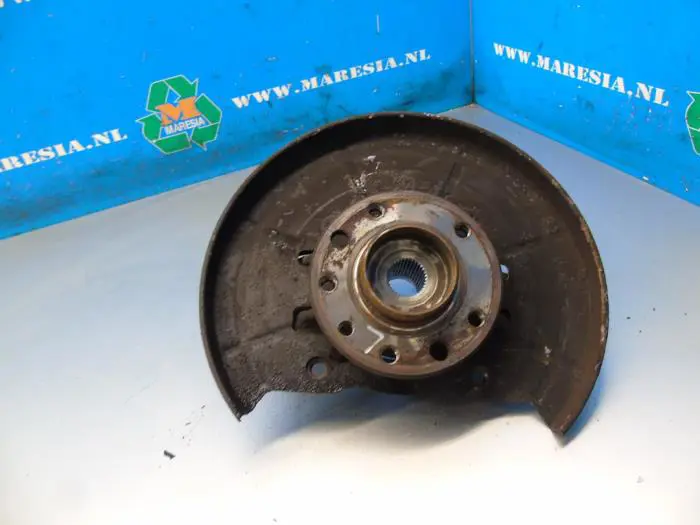 Fusee links-voor Opel Meriva