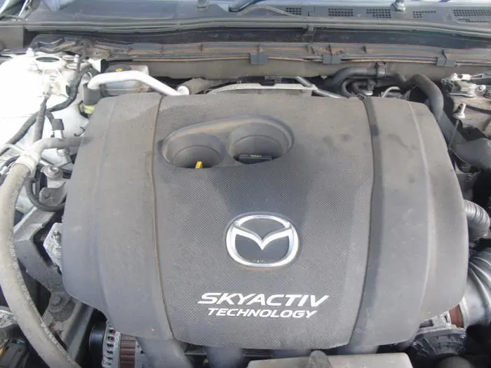 Motor Mazda 3.