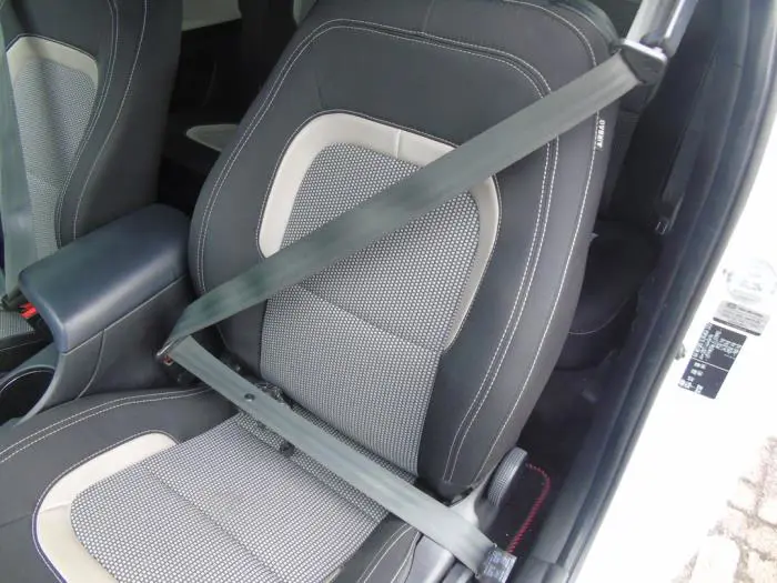 Front seatbelt, left Kia Pro Cee'd