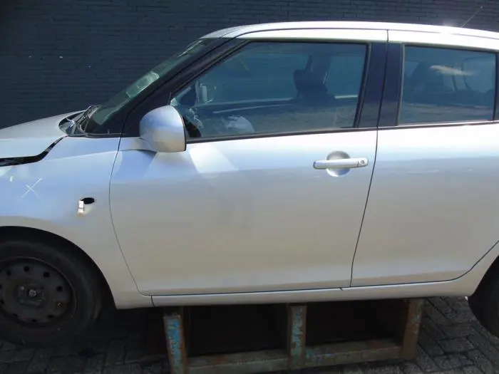 Door 4-door, front left Suzuki Swift