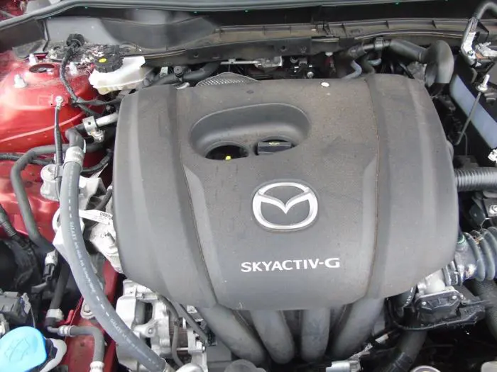 Motor Mazda 2.