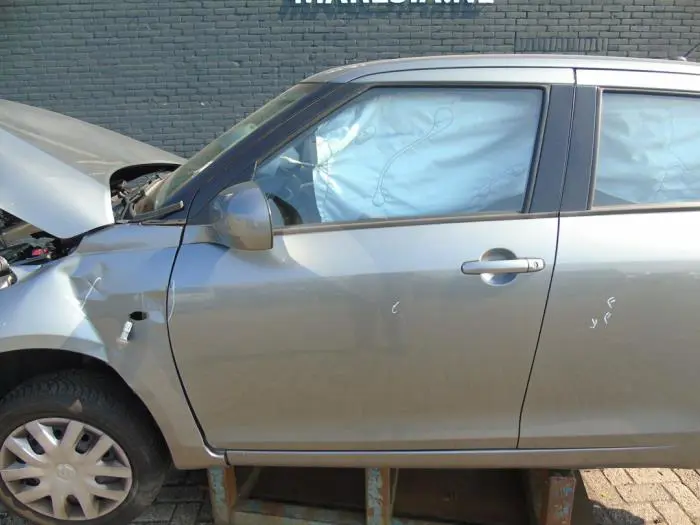 Portier 4Deurs links-voor Suzuki Swift