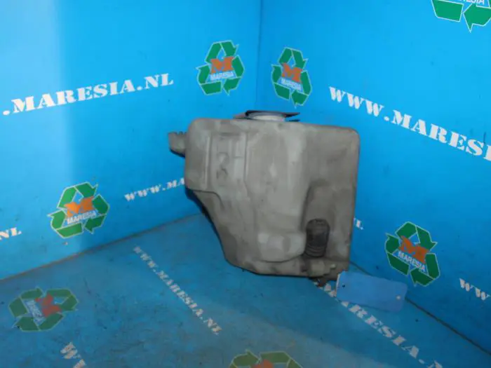 Windscreen washer pump Volkswagen Passat