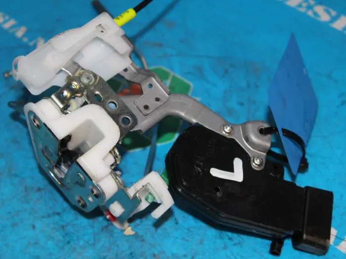 Door lock mechanism 4-door, front left Toyota Aygo