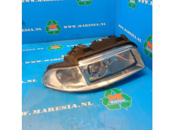 Headlight, right Audi A4